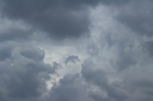 Solenergi bryder igennem på en overskyet himmel