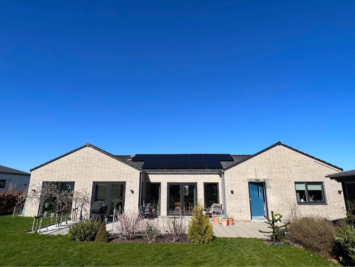 Solcelleanlæg med batteri på tag