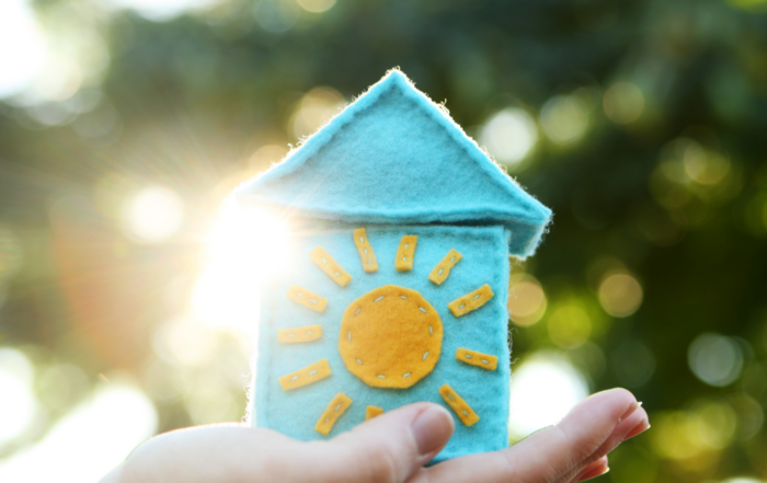 Illustration af solenergi på hus | Solceller til sommerhus