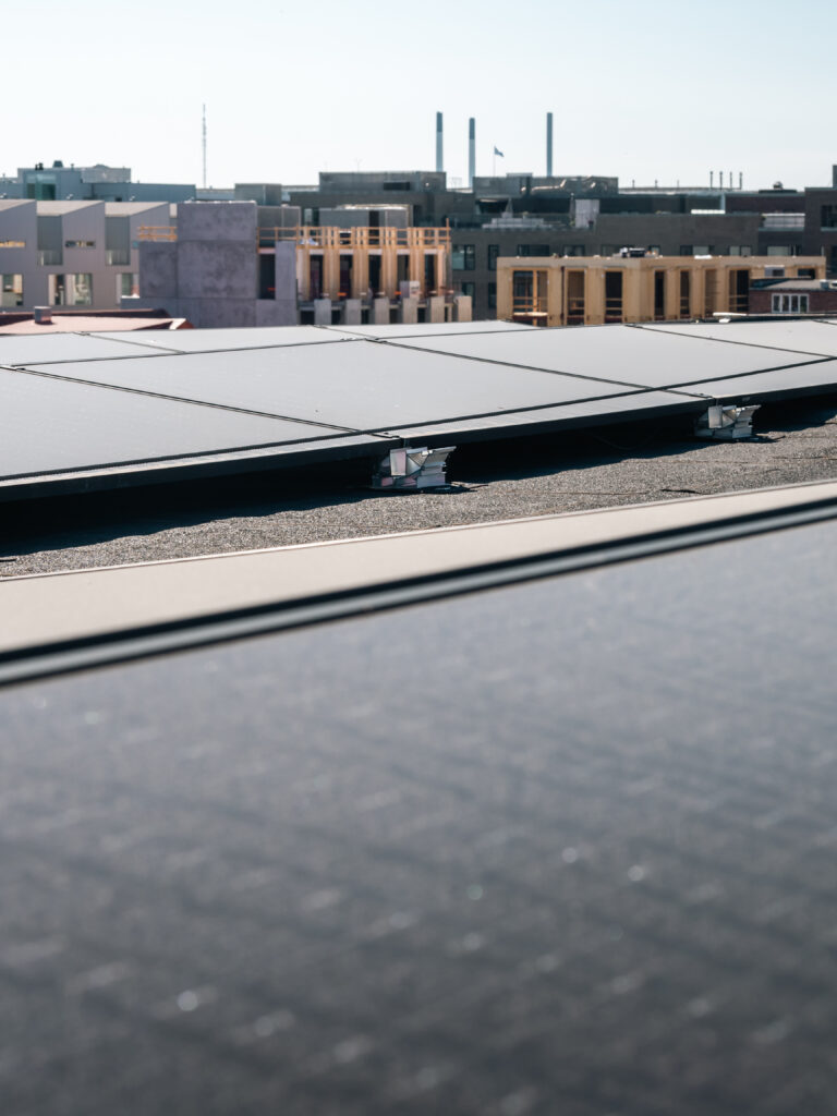 Solceller på virksomhedsbygning