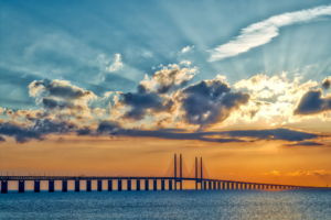 Solenergi over bro i Danmark