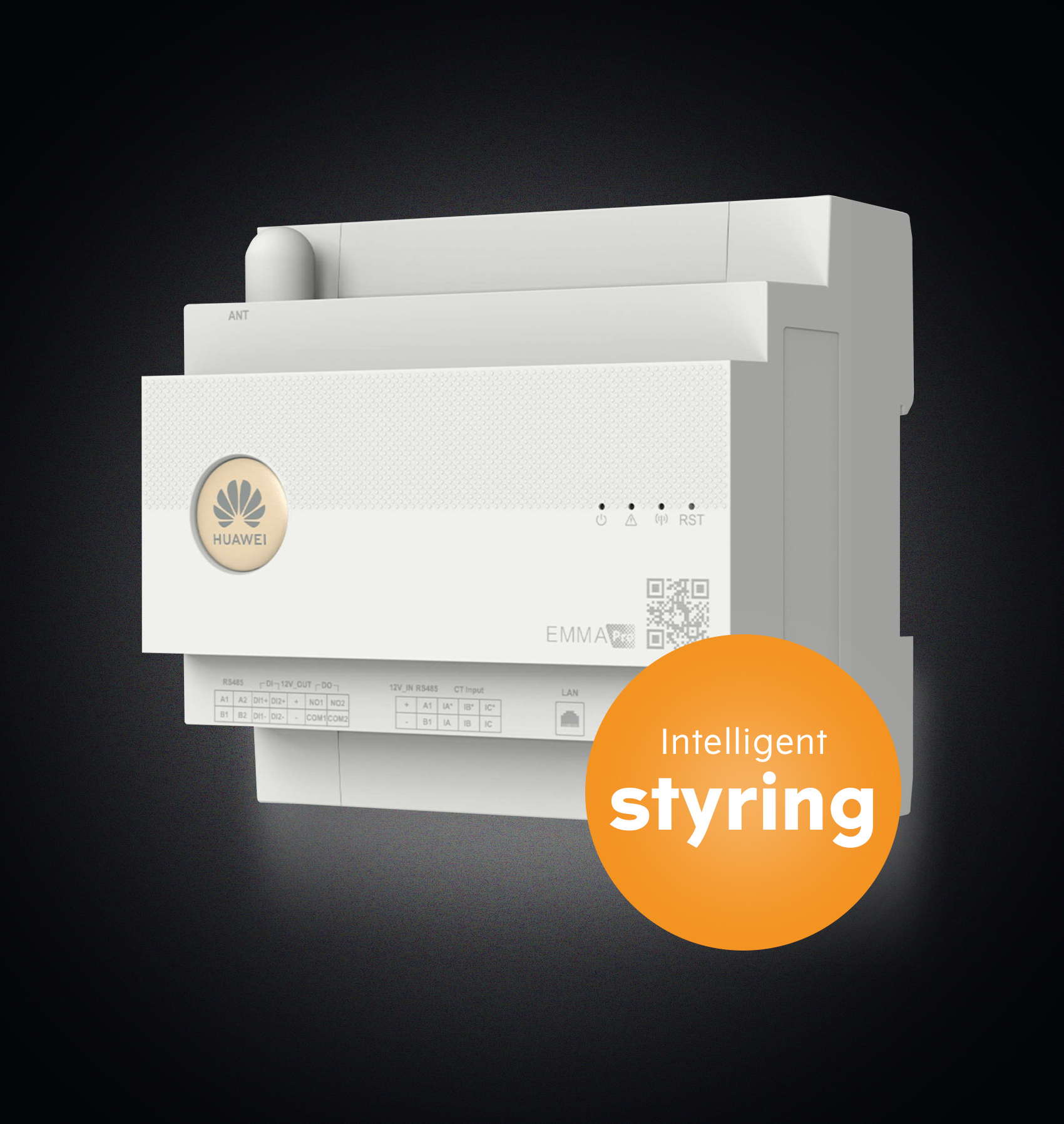 EMMA smartstyring Montør sætter solceller op på taget af en bygning