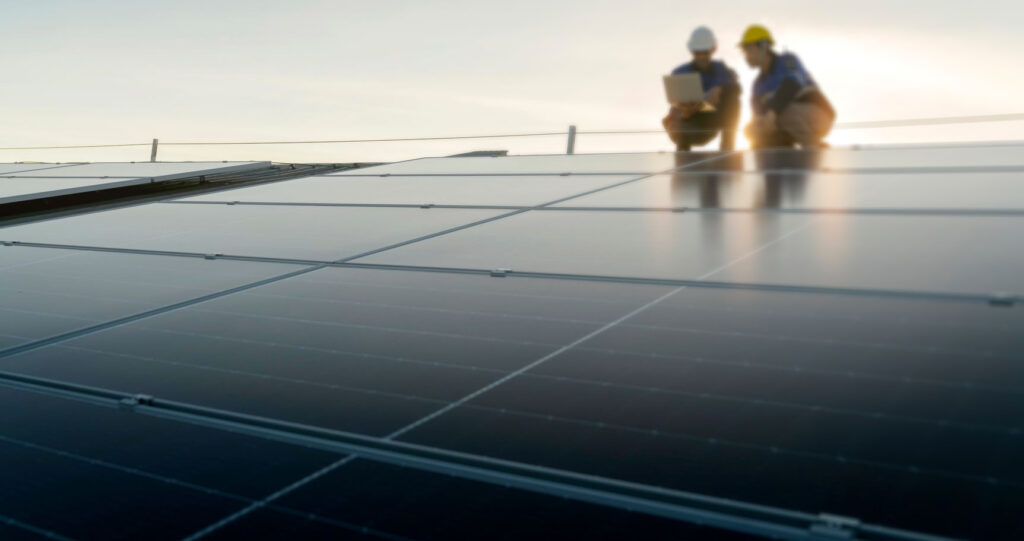 Montører sætter de bedste solceller op på bygning
