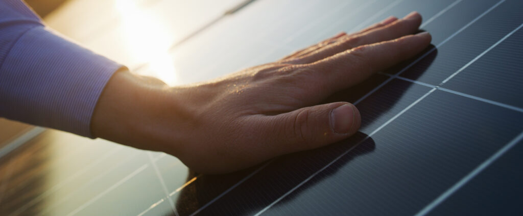 Hvidt hus med solceller på tag