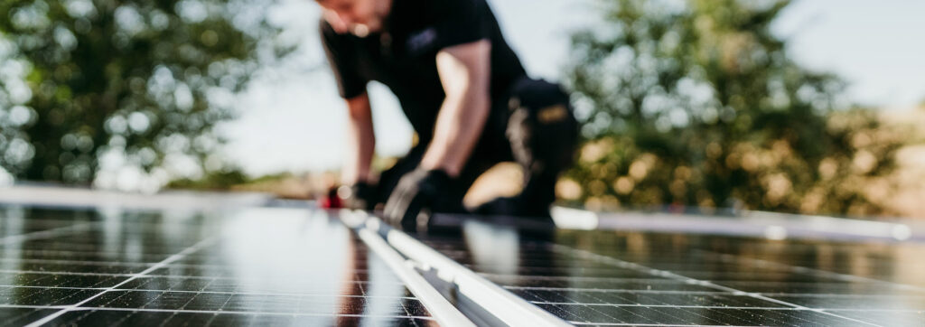 Solcelleanlæg med batteri på tag