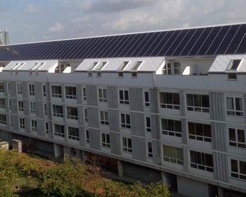 Billede af boligblok med solceller på