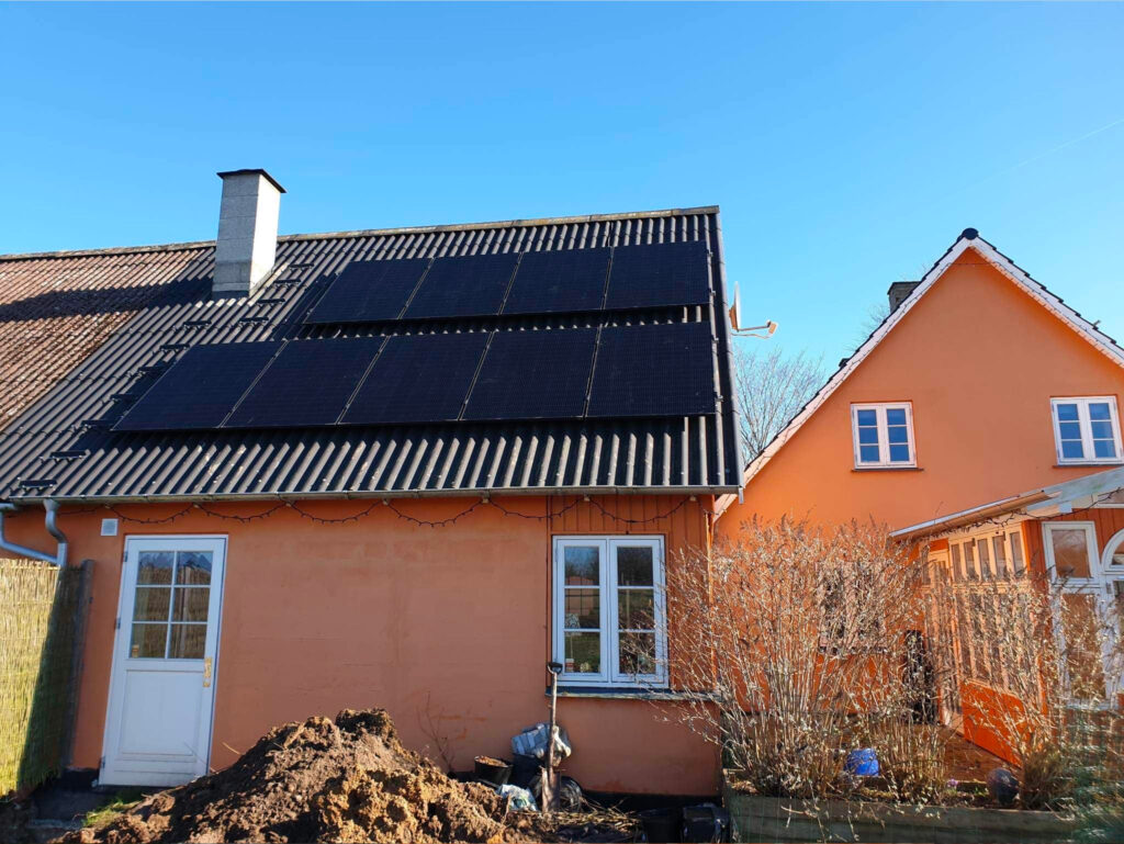 Flot hus med solceller på taget