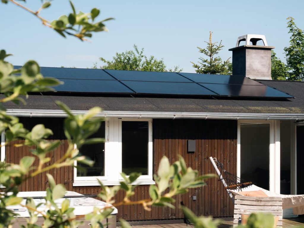 Sommerhus med sorte solceller