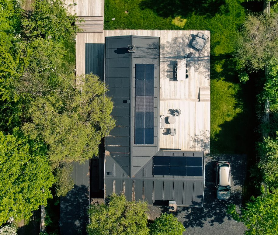 Drone billede af sommerhus med solceller