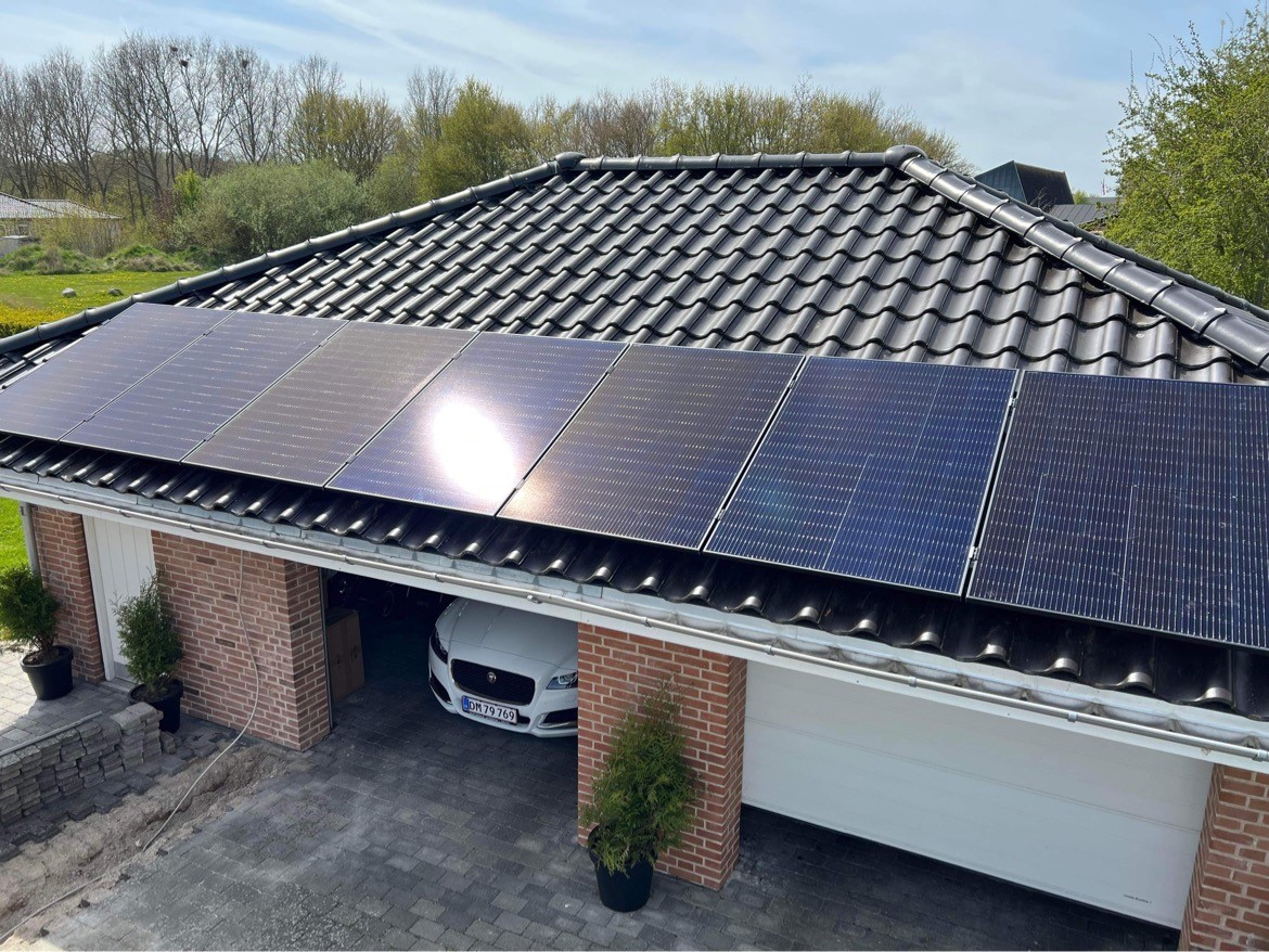 Hvidt hus med solceller på tag